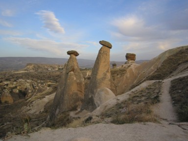 さまざまな帽子を連想させるカッパドキアの奇岩