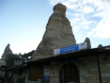 奇岩を見上げながら歩くギョレメの町の風景