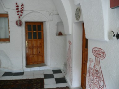 奇岩に掘られたギョレメの洞窟ホテルの内部