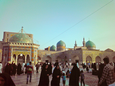 拡大を続ける巨大な聖地のエマーム・レザー廟の風景