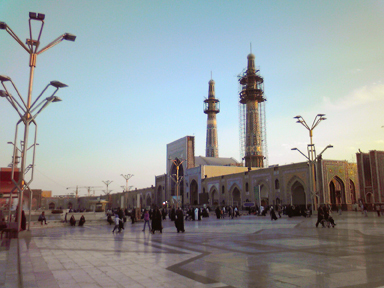 エマーム・レザー廟の広大で豪華な景色