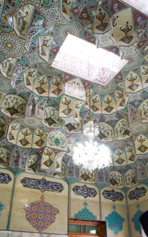 エマーム・レザー廟の繊細な模様と造りの天井