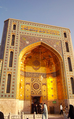 金色に模様が施されて輝く門のエマーム・レザー廟