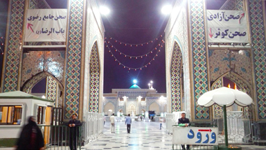 24時間開放されたエマーム・レザー廟の聖域の門番