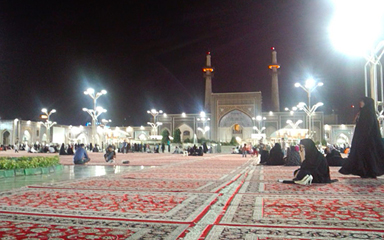 エマーム・レザー廟のフワフワのじゅうたんで休む巡礼者