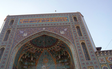細かすぎる幾何学模様で覆われたエマーム・レザー廟の門