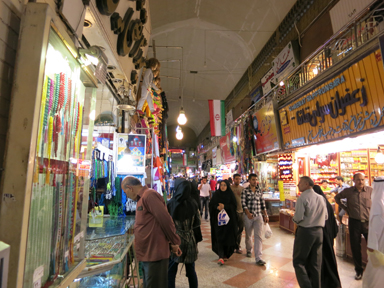 魅力的なお土産が並ぶレザーバザール