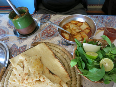 パンをスープに入れて食べる料理