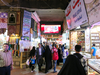 人で活気があふれるレザーバザール