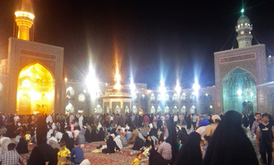 エマーム・レザー廟の中心の広場で祈りをささげる巡礼者の様子