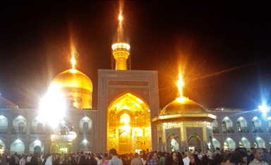 エマーム・レザー廟の中心にある黄金のドームのライトアップ