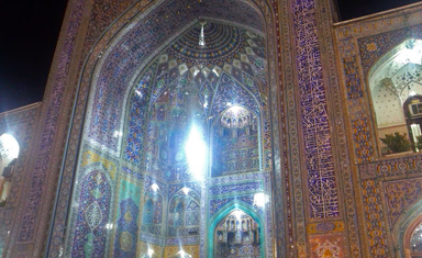 夜のエマーム・レザー廟の門の豪華な様子