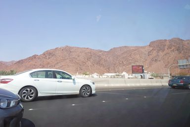 メディナを走行中にボンネットが跳ね上がるタクシーの様子