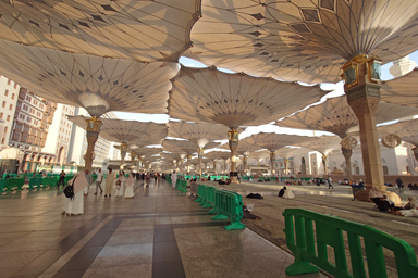 メディナの巨大な日傘が並ぶモスク前の広場