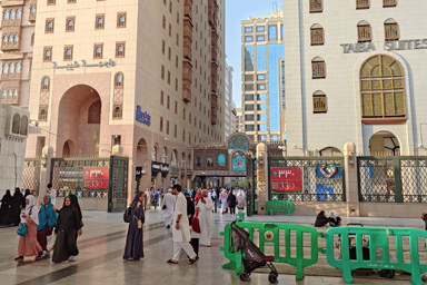 メディナの白シャツで場違い感を消す旅人