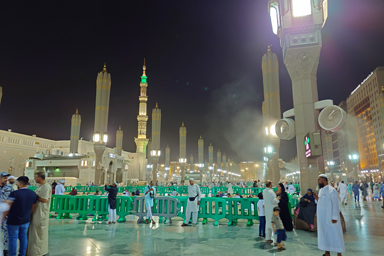 メディナの夜に閉じる巨大な傘と広大な祈りの空間