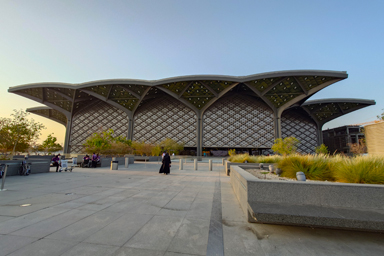 巨大ターミナル風の駅構内