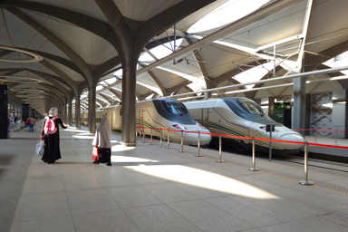 砂漠を走る高速鉄道とスペインの技術