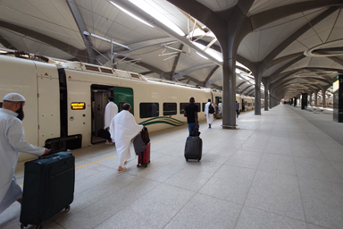 メッカとメディナをつなぐ鉄道路線の車内