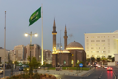 個性あるモスクを巡るも中に入れない観光客