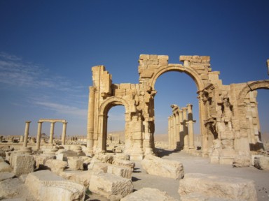 パルミラの入口としての役割を失った記念門