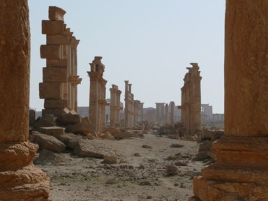 かつて多くの人が行き交った列柱道路の回廊の遺跡