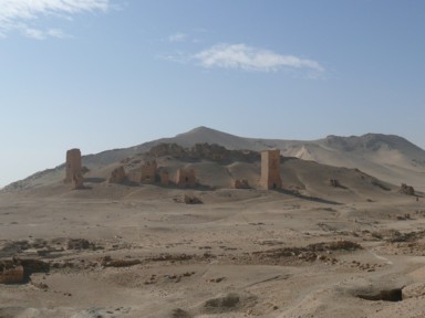 山に無機質に並ぶ巨大な塔の墓の谷