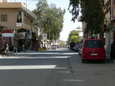 パルミラの小さな町のメイン通りと食堂の風景
