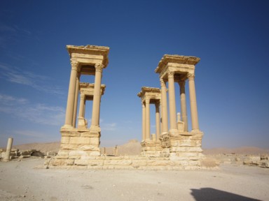 パルミラの中心にたたずむ四本の塔が建つ四面門