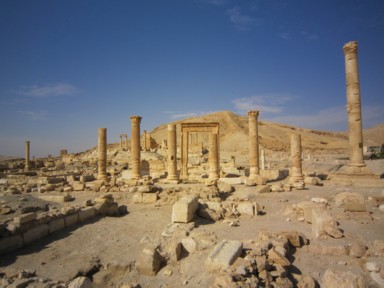 2000年を経たパルミラの柱が残る遺跡の風景