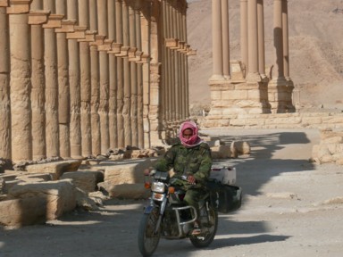 遺跡の中でたまに見かけるバイクに乗った地元の人