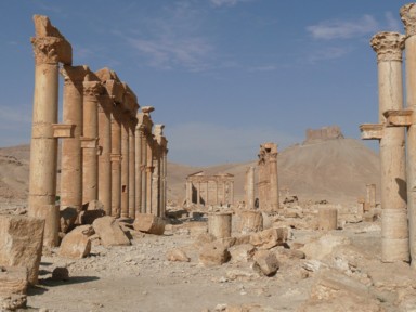 ローマ帝国時代を想像できる列柱道路の遺跡