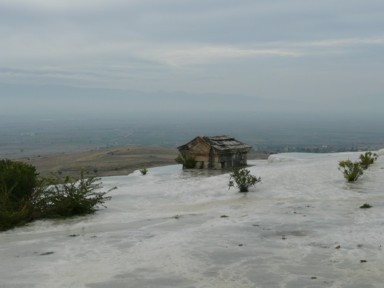 遺跡も石灰棚の湯につかる風景