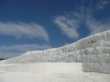 パムッカレの人工的に見える整った真っ白な石灰棚
