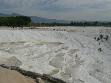 パムッカレの石灰棚の水が枯れている景色
