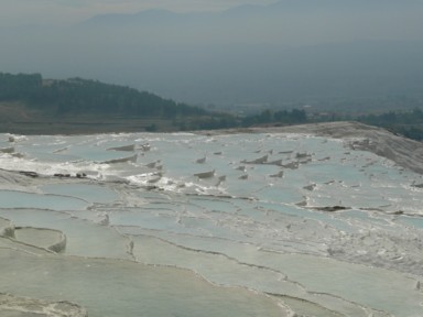 パムッカレの上から眺める無数の石灰棚にそれぞれ太陽が反射する