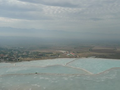 パムッカレの石灰棚の向こうには広大な大地と山