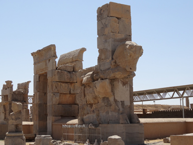 巨大な馬のような形が残るペルセポリス