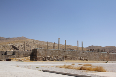 巨大な土台の上に建つペルセポリス