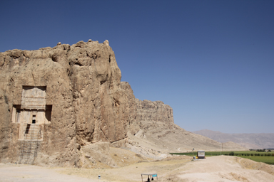 崖に十字の形に彫られたナクシェ・ロスタム