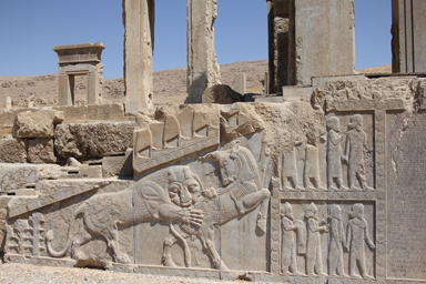 ペルセポリスの巨大な石柱が立ち並ぶ古代遺跡。