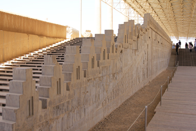 屋根の下にはたくさんのレリーフが残るペルセポリス