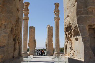 紀元前500年から残る柱が迎えるペルセポリスの風景の見どころ