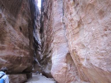 ペトラのシークの断崖に囲まれた細い砂の道の見どころ