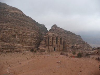 豪快な岩肌に溶け込むエド・ディルの遺跡