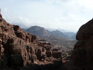 荒々しい大自然のペトラは恐竜が居そうな光景
