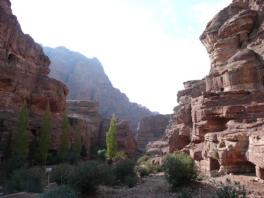 山の岩の積み上がり方が気まぐれなペトラの景色