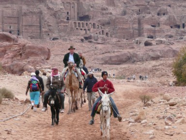 ペトラのラクダに乗った観光客と先導するロバの案内役