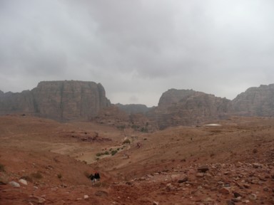 遺跡も崖の山々も迫力あるペトラの景色