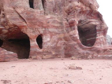 ペトラの洞窟のマーブル模様でおいしそうな地層の風景